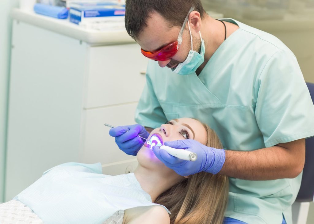 Wybielanie zębów to jedna z najpopularniejszych procedur stomatologicznych, która pozwala uzyskać efekt śnieżnobiałego uśmiechu
